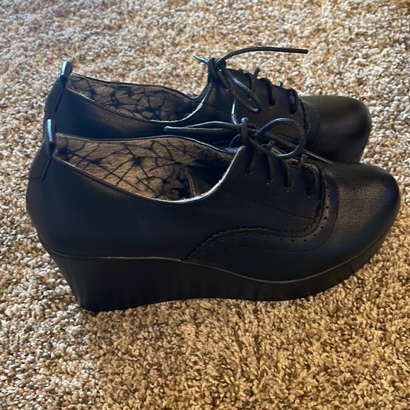 Black lace up platform shoes - Picture 2 of 4